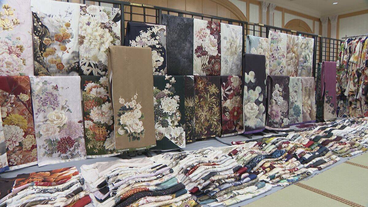 華やかな花柄など新作の振袖1500枚以上並ぶ　名古屋のホテルで「大振袖博」