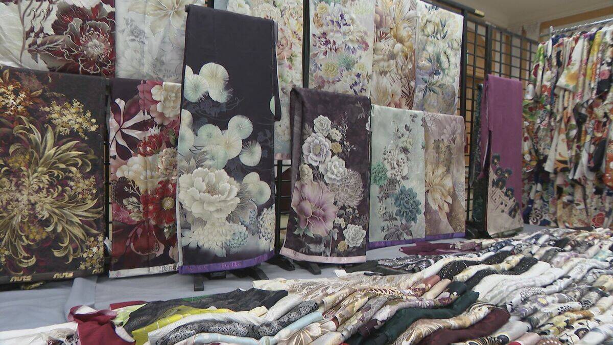 華やかな花柄など新作の振袖1500枚以上並ぶ　名古屋のホテルで「大振袖博」