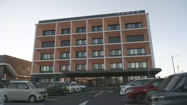 パトカー追跡の原付バイクが乗用車と衝突　バイクの運転手は逃走　愛知・岡崎市