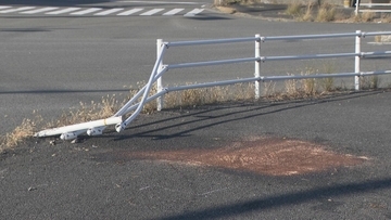 無免許と飲酒運転の疑いで18歳の男子高校生を現行犯逮捕　パトカーの追跡から逃れようとしてガードパイプに衝突…車には他にも3人が乗っていたか　三重・桑名市