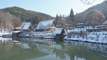 雪化粧の「飛騨の里」合掌家屋で“しめ縄づくり” 職員らが大小65本を手作業で…施設内の車田で収穫した“わら”を使用 岐阜県高山市