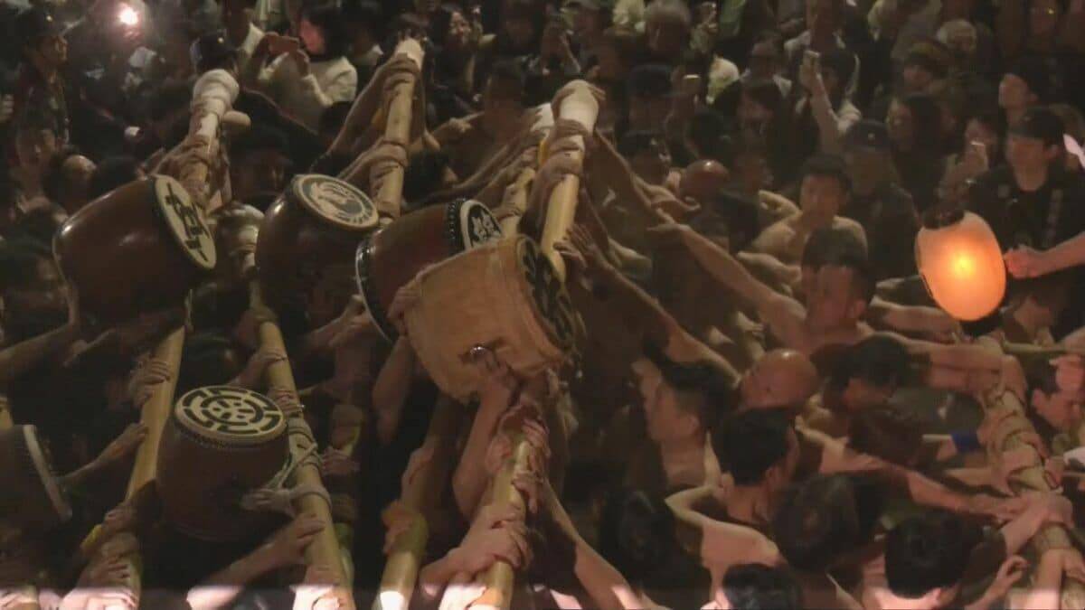 古川祭の呼び物「起し太鼓」　さらし姿の男たちが太鼓を打ち鳴らして町を練り歩く