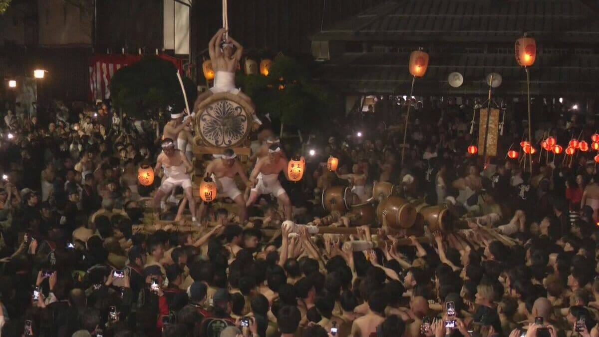 古川祭の呼び物「起し太鼓」　さらし姿の男たちが太鼓を打ち鳴らして町を練り歩く