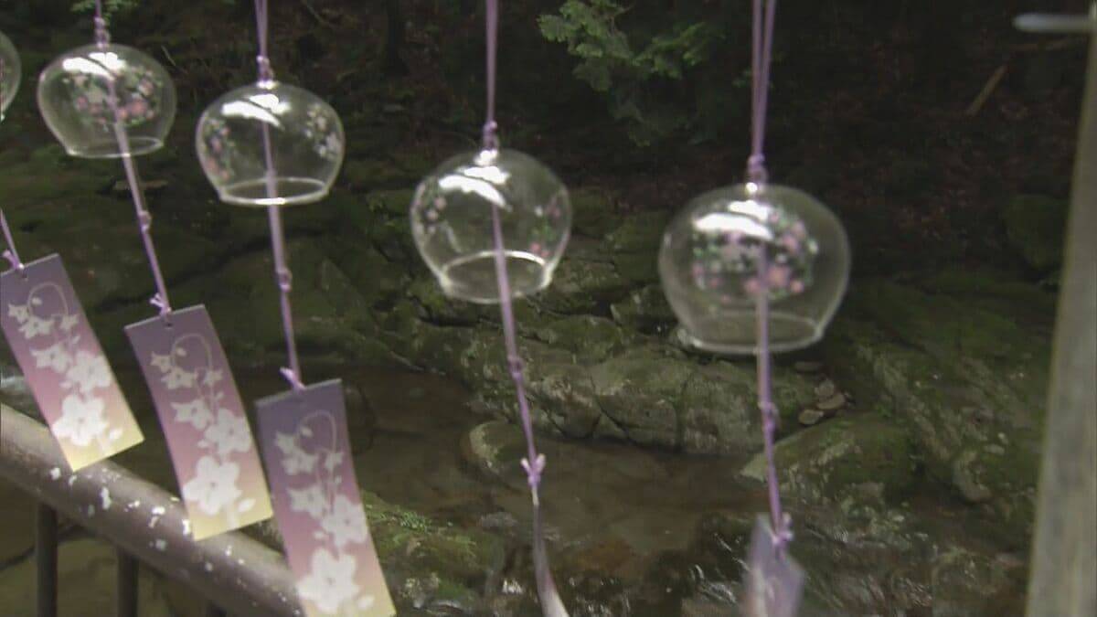 三重の避暑地に約2000個の風鈴 ｢美しくて音がすごくきれい｣｢風情があっていい｣ 9月23日まで設置 名張市の赤目四十八滝