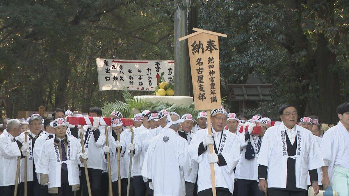 熱田神宮に大鏡餅奉納 重さ450キロと70キロ 計3基を担いで…鏡開きは新年1月9日 「立派なのでびっくりした」名古屋