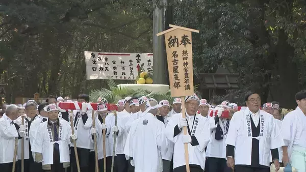 「熱田神宮に大鏡餅奉納 重さ450キロと70キロ 計3基を担いで…鏡開きは新年1月9日 「立派なのでびっくりした」名古屋」の画像