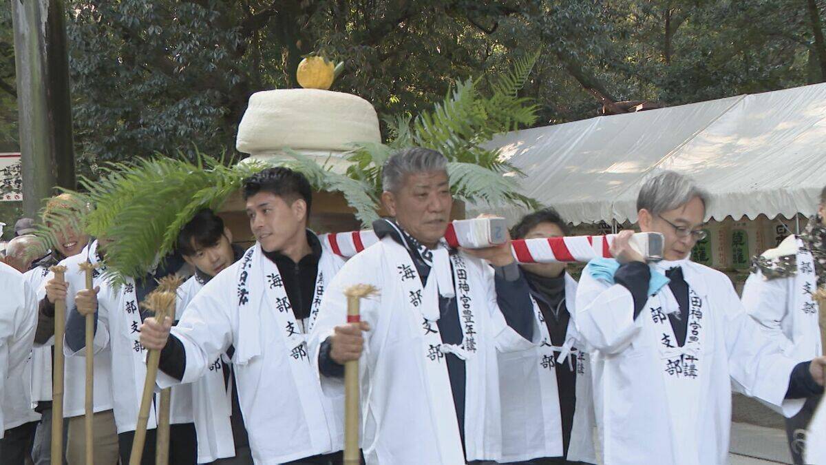 熱田神宮に大鏡餅奉納 重さ450キロと70キロ 計3基を担いで…鏡開きは新年1月9日 「立派なのでびっくりした」名古屋
