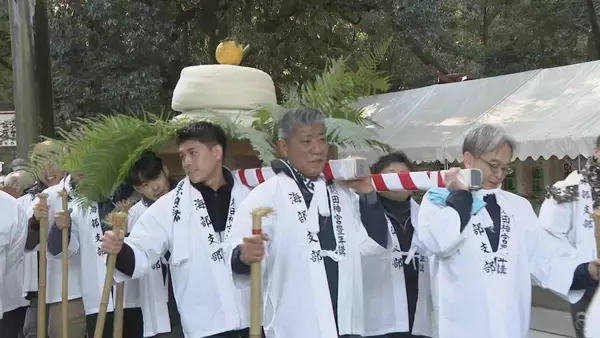 「熱田神宮に大鏡餅奉納 重さ450キロと70キロ 計3基を担いで…鏡開きは新年1月9日 「立派なのでびっくりした」名古屋」の画像