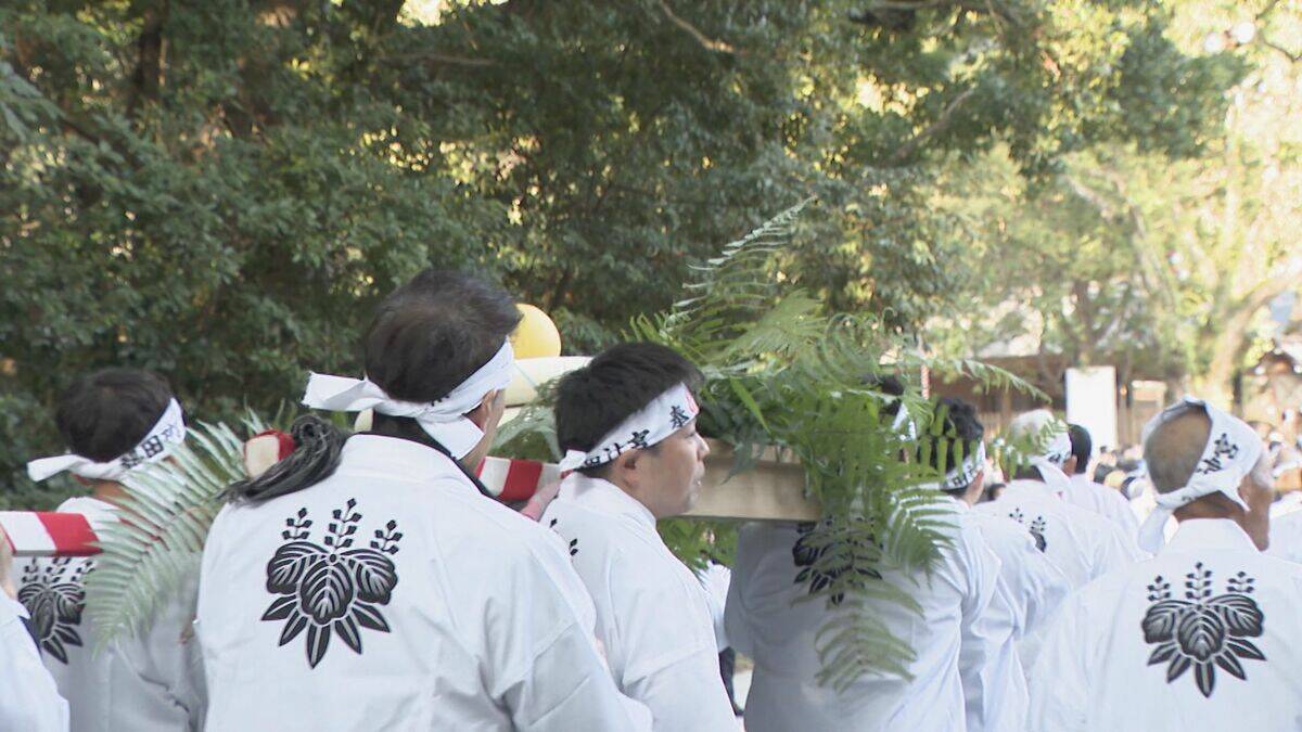 熱田神宮に大鏡餅奉納 重さ450キロと70キロ 計3基を担いで…鏡開きは新年1月9日 「立派なのでびっくりした」名古屋