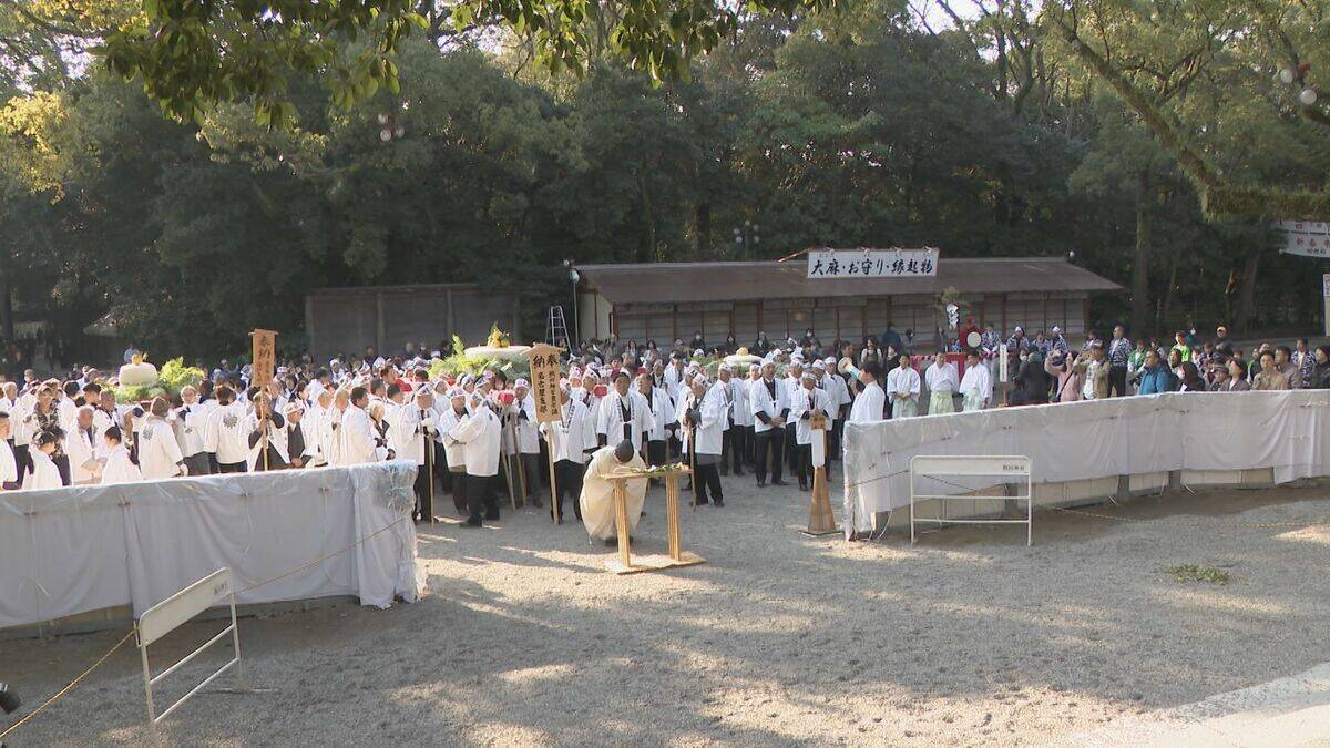 熱田神宮に大鏡餅奉納 重さ450キロと70キロ 計3基を担いで…鏡開きは新年1月9日 「立派なのでびっくりした」名古屋