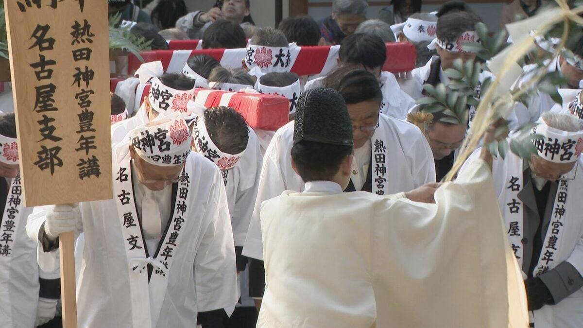 熱田神宮に大鏡餅奉納 重さ450キロと70キロ 計3基を担いで…鏡開きは新年1月9日 「立派なのでびっくりした」名古屋