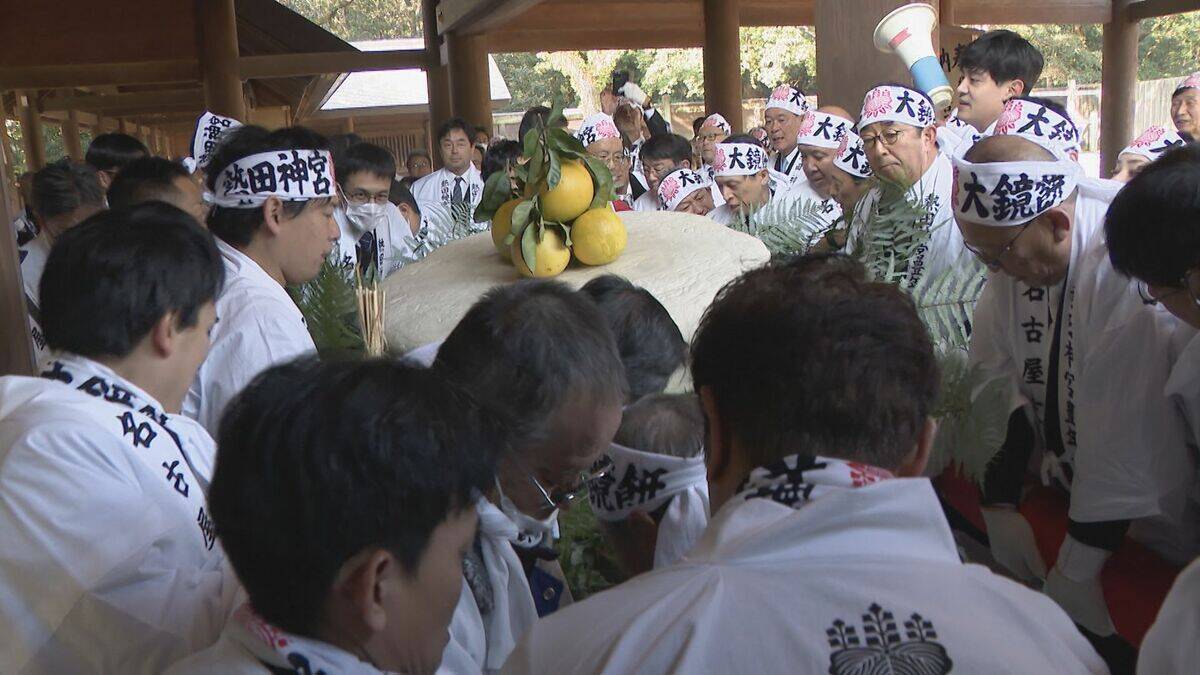熱田神宮に大鏡餅奉納 重さ450キロと70キロ 計3基を担いで…鏡開きは新年1月9日 「立派なのでびっくりした」名古屋