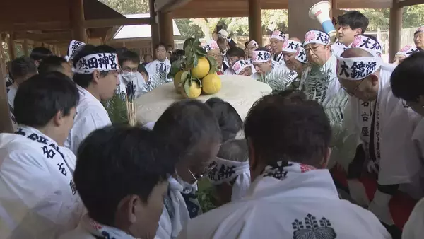 「熱田神宮に大鏡餅奉納 重さ450キロと70キロ 計3基を担いで…鏡開きは新年1月9日 「立派なのでびっくりした」名古屋」の画像