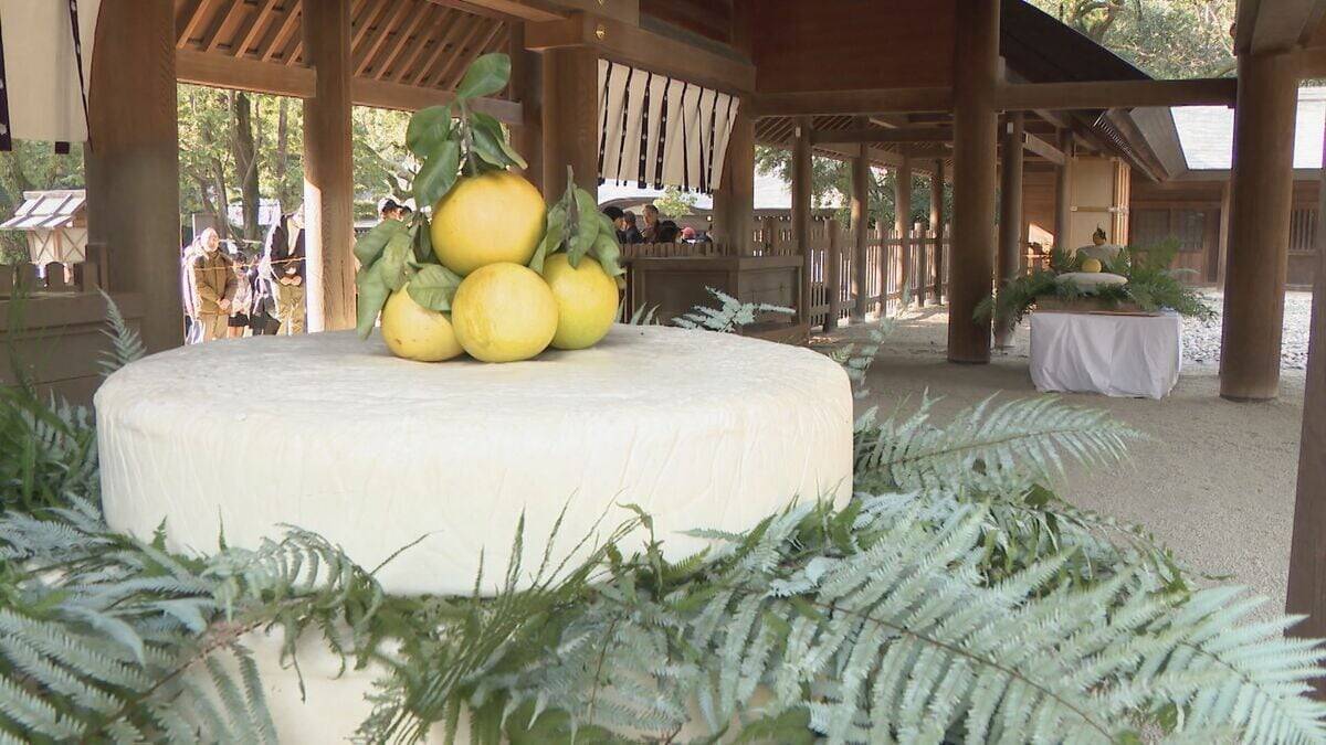 熱田神宮に大鏡餅奉納 重さ450キロと70キロ 計3基を担いで…鏡開きは新年1月9日 「立派なのでびっくりした」名古屋