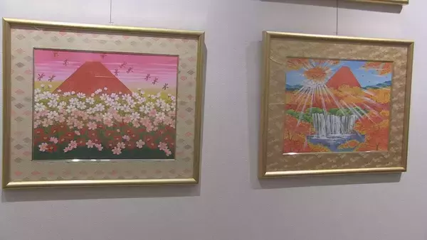 「「壮大な富士山から考えたらちっぽけな悩みなんて大したことない」俳優・画家あいはら友子さんの絵画展　「赤富士」をテーマに約50作品が展示・販売　名古屋・中村区」の画像