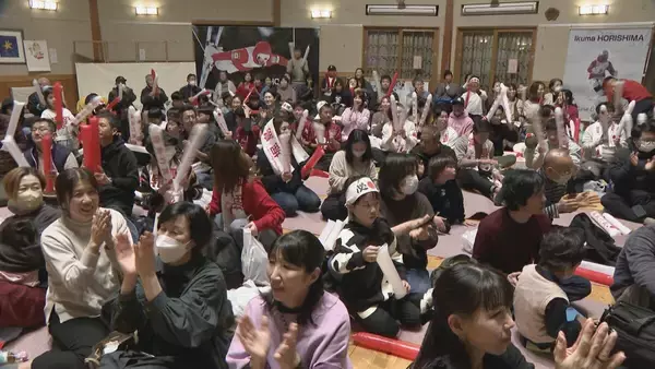 「まさかの転倒… 後ろ向きで執念のゴール｢弟が“ごめんなさい”ってやっていたが…ありがとう｣ 堀島行真選手（28）地元では姉たちから熱烈エール【ミラノ・コルティナオリンピック】」の画像