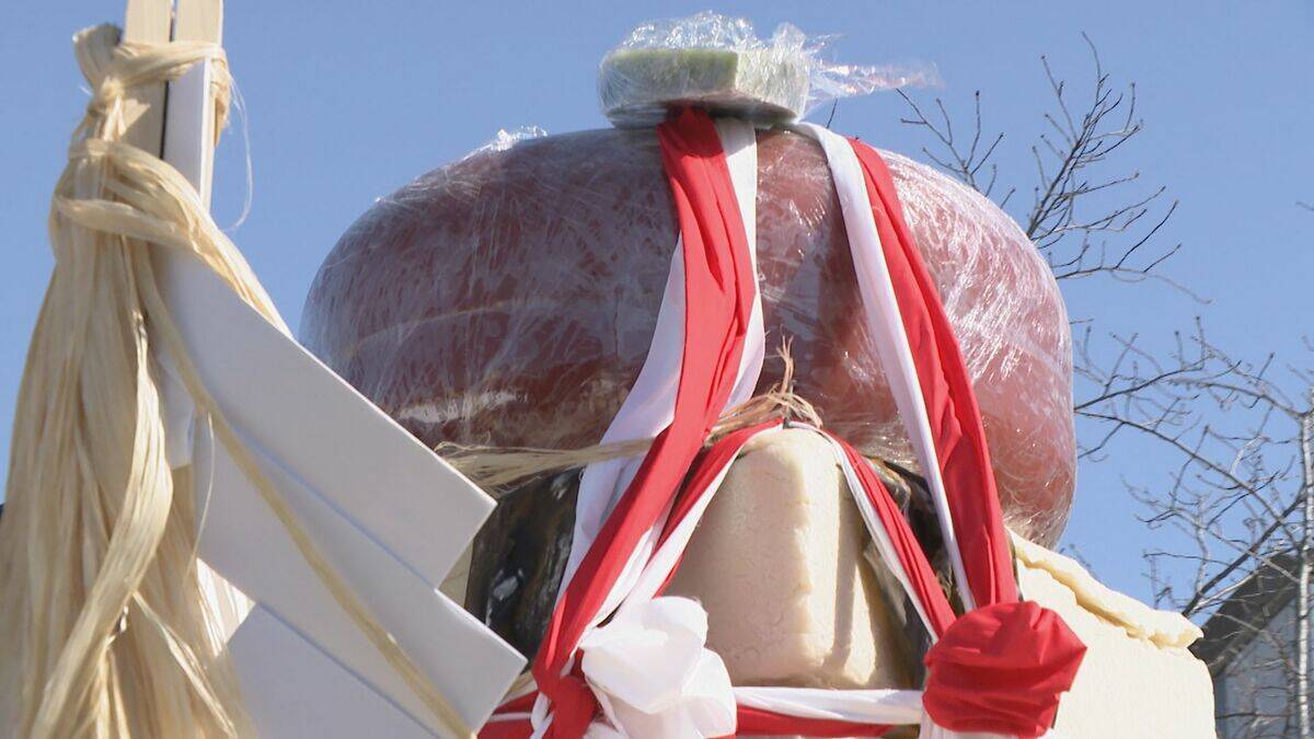 愛知・国府宮神社で「大鏡餅奉納奉告祭」　直径2メートル40センチ、重さ約4トンの大鏡餅が拝殿に　2日には縁起物として販売も