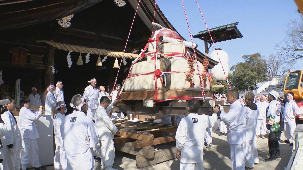 愛知・国府宮神社で「大鏡餅奉納奉告祭」　直径2メートル40センチ、重さ約4トンの大鏡餅が拝殿に　2日には縁起物として販売も