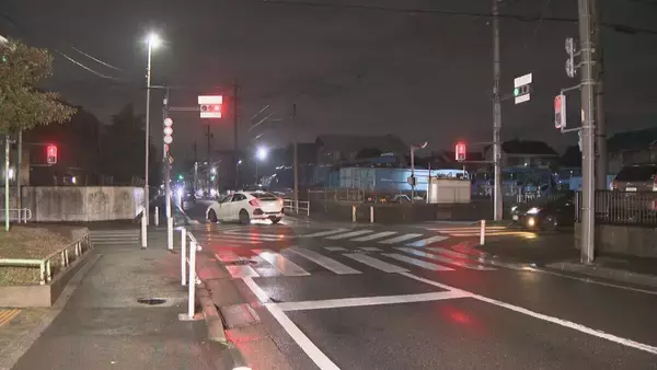 「男子中学生(13)が原付バイクを無免許運転… パトカーから逃げ赤信号無視で事故」の画像
