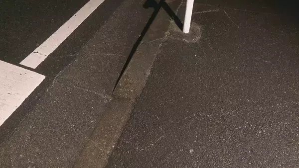 「男子中学生(13)が原付バイクを無免許運転… パトカーから逃げ赤信号無視で事故」の画像