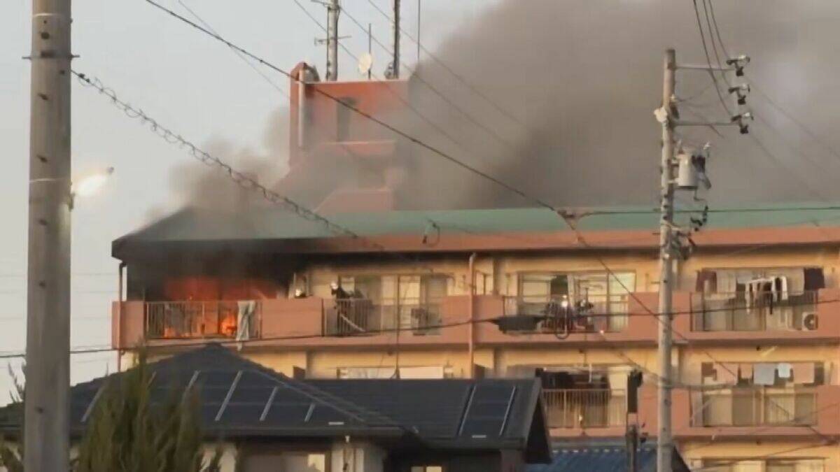 集合住宅の一室が全焼 焼け跡から年齢性別不明の遺体見つかる 住人の男性（78）と連絡取れず