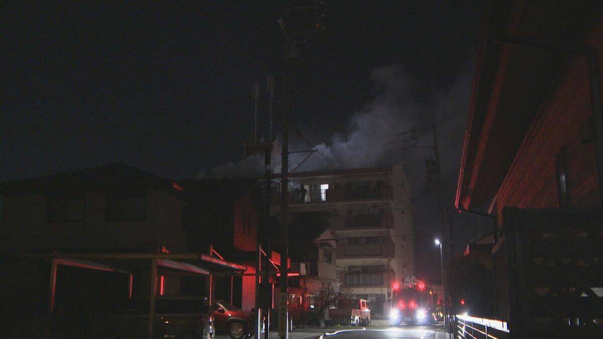 集合住宅の一室が全焼 焼け跡から年齢性別不明の遺体見つかる 住人の男性（78）と連絡取れず