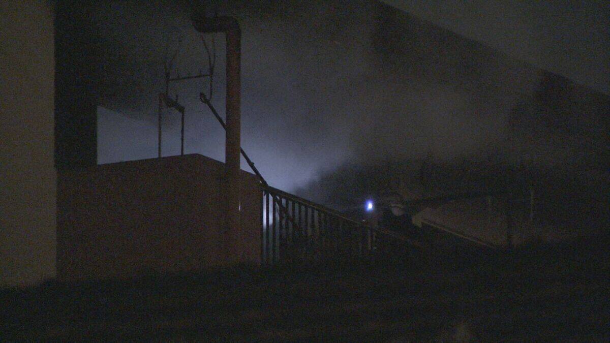 集合住宅の一室が全焼 焼け跡から年齢性別不明の遺体見つかる 住人の男性（78）と連絡取れず