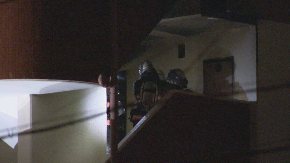 集合住宅の一室が全焼 焼け跡から年齢性別不明の遺体見つかる 住人の男性（78）と連絡取れず