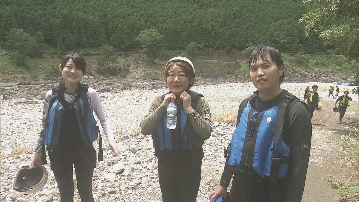 スリル満点！ボートで急流を下る｢ラフティング｣ 家族連れでにぎわう ｢楽しかった｣｢波がバシャーンと｣ 和歌山･北山村