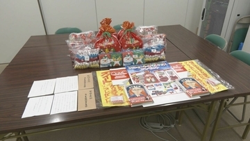 段ボール箱が届いているのを巡回中の警備員が発見 ことしも“星飛雄馬”からプレゼント 160人分のお菓子とマンガ 愛知･岡崎市