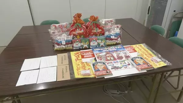 段ボール箱が届いているのを巡回中の警備員が発見 ことしも“星飛雄馬”からプレゼント 160人分のお菓子とマンガ 愛知･岡崎市