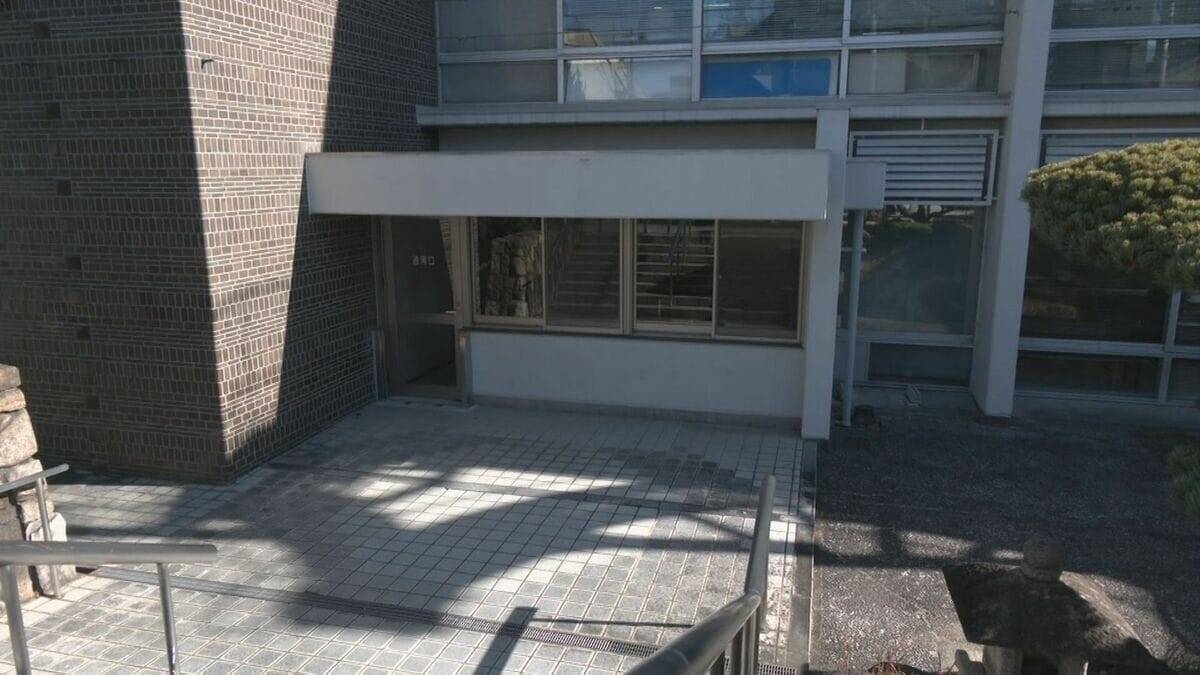 段ボール箱が届いているのを巡回中の警備員が発見 ことしも“星飛雄馬”からプレゼント 160人分のお菓子とマンガ 愛知･岡崎市