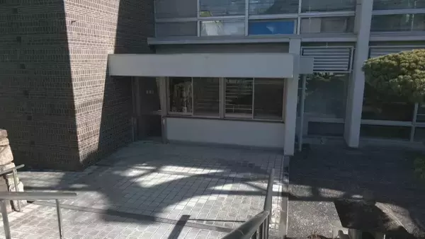 「段ボール箱が届いているのを巡回中の警備員が発見 ことしも“星飛雄馬”からプレゼント 160人分のお菓子とマンガ 愛知･岡崎市」の画像