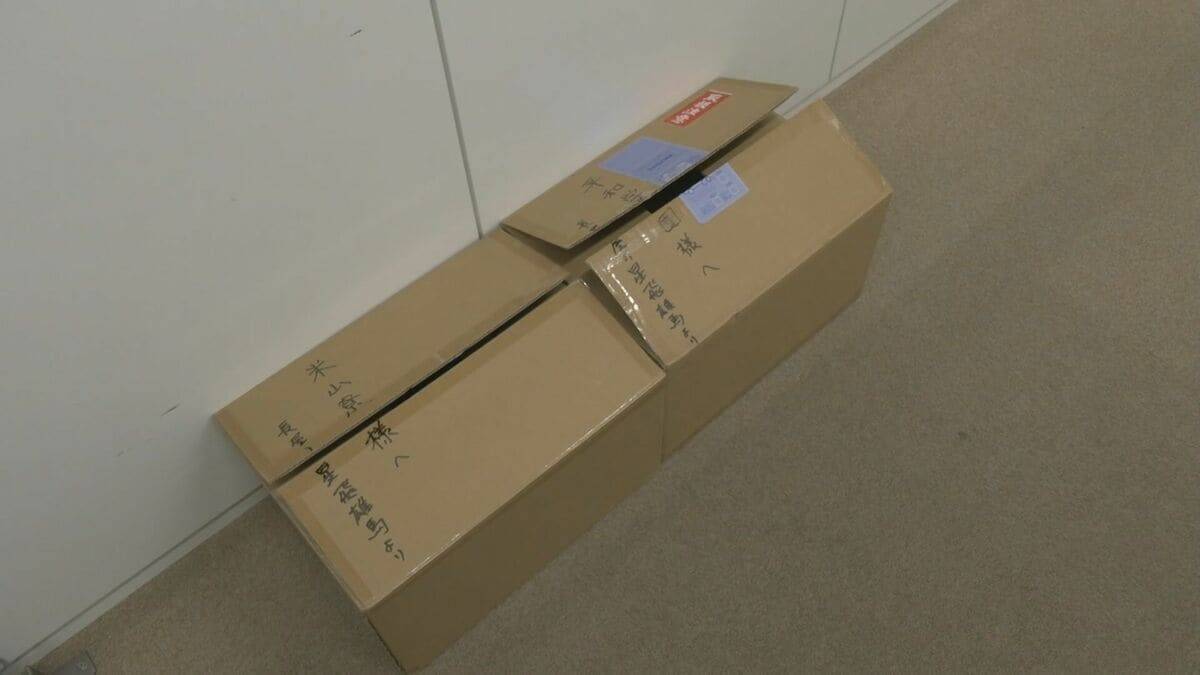 段ボール箱が届いているのを巡回中の警備員が発見 ことしも“星飛雄馬”からプレゼント 160人分のお菓子とマンガ 愛知･岡崎市