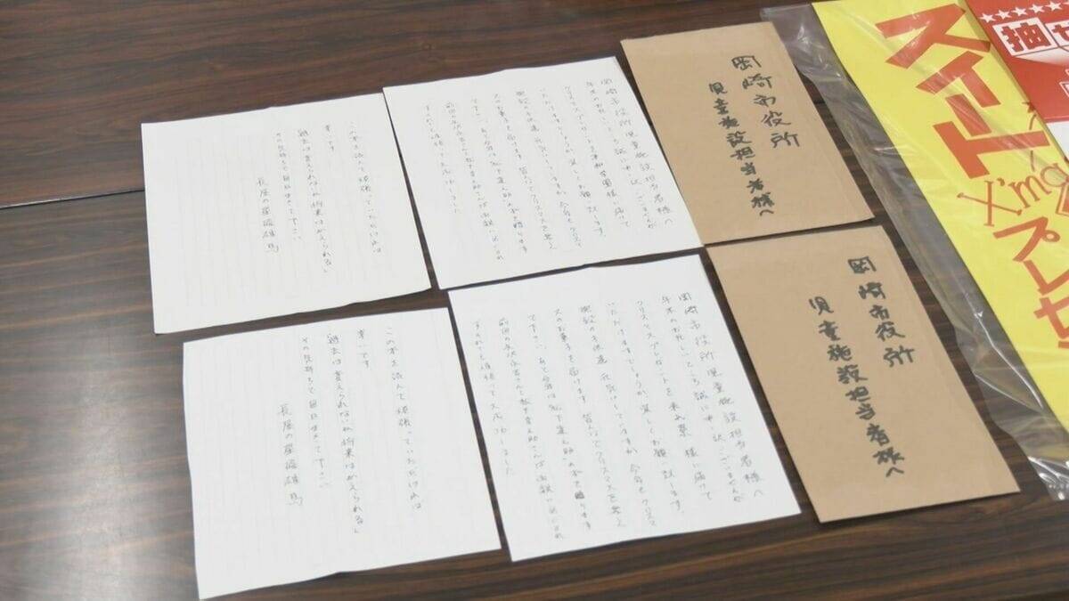 段ボール箱が届いているのを巡回中の警備員が発見 ことしも“星飛雄馬”からプレゼント 160人分のお菓子とマンガ 愛知･岡崎市