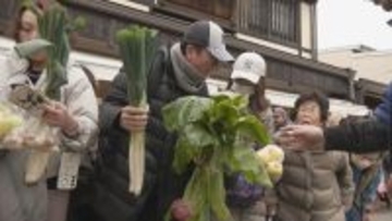 ３連休中日の宮川朝市で“収穫祭” 飛騨の野菜や果物が普段より２割以上安く販売…品評会では“ミャクミャク”のような形のジャガイモにユニーク賞
