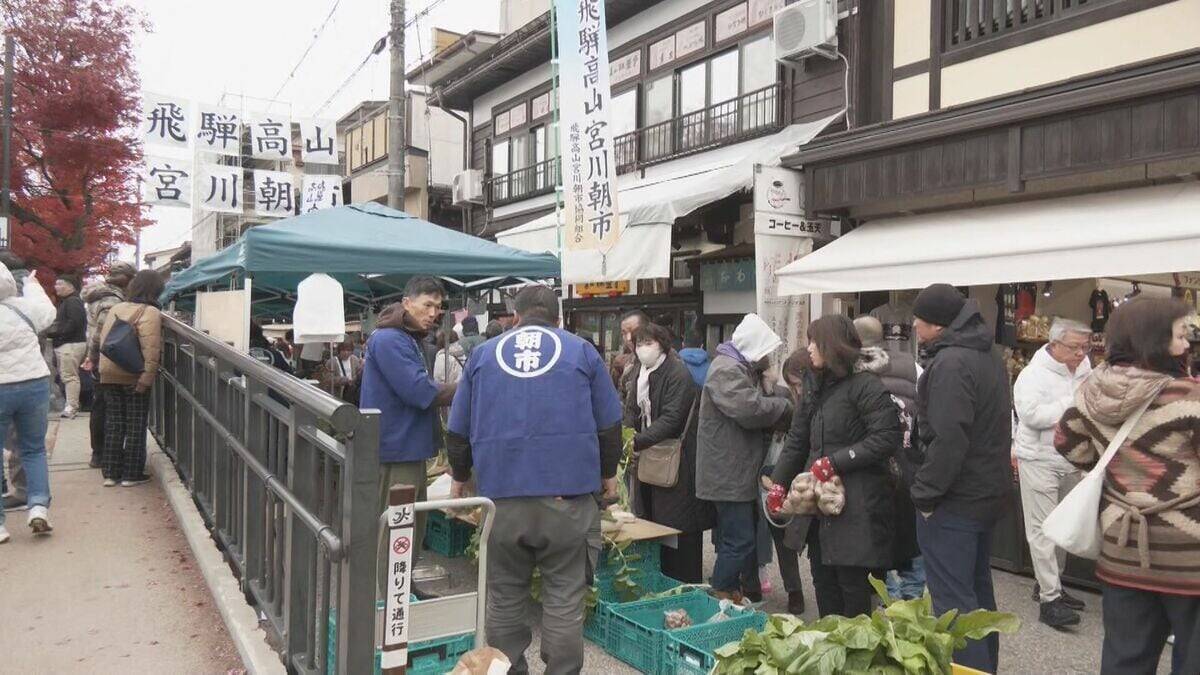 ３連休中日の宮川朝市で“収穫祭” 飛騨の野菜や果物が普段より２割以上安く販売…品評会では“ミャクミャク”のような形のジャガイモにユニーク賞