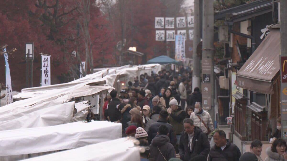 ３連休中日の宮川朝市で“収穫祭” 飛騨の野菜や果物が普段より２割以上安く販売…品評会では“ミャクミャク”のような形のジャガイモにユニーク賞