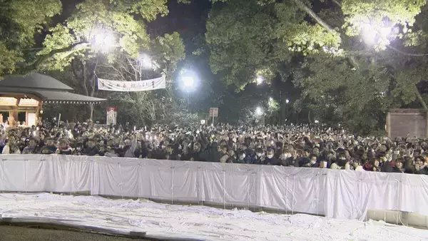 「３、２、１、ハッピーニューイヤー！」年越しの瞬間は熱田神宮も伊勢神宮も賑わう　さい銭投げ入れみんなで参拝