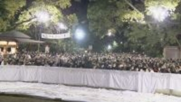 「３、２、１、ハッピーニューイヤー！」年越しの瞬間は熱田神宮も伊勢神宮も賑わう　さい銭投げ入れみんなで参拝