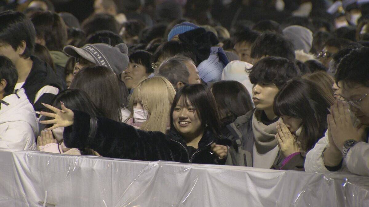 「３、２、１、ハッピーニューイヤー！」年越しの瞬間は熱田神宮も伊勢神宮も賑わう　さい銭投げ入れみんなで参拝