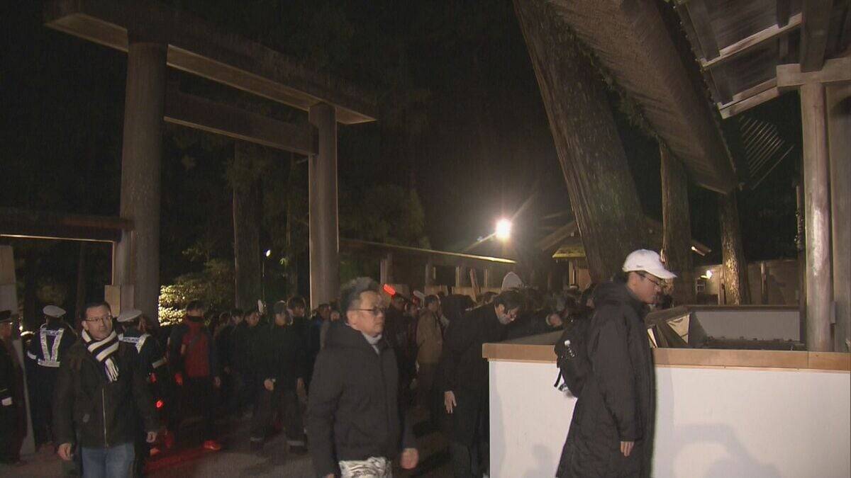 「３、２、１、ハッピーニューイヤー！」年越しの瞬間は熱田神宮も伊勢神宮も賑わう　さい銭投げ入れみんなで参拝