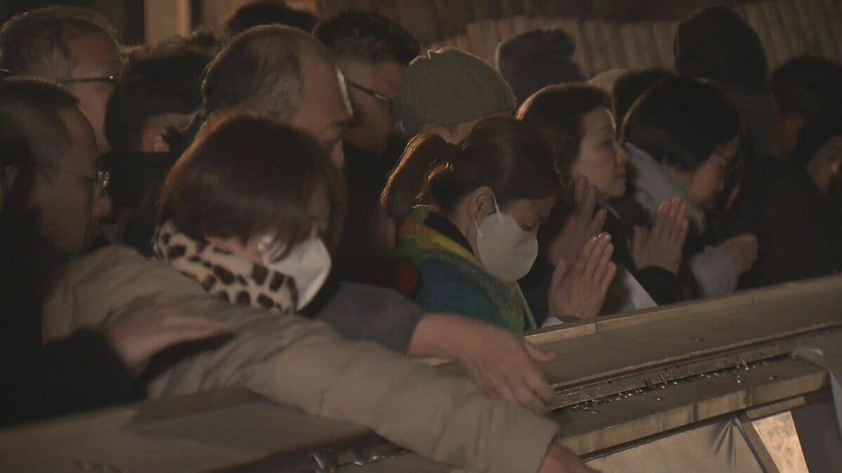 「３、２、１、ハッピーニューイヤー！」年越しの瞬間は熱田神宮も伊勢神宮も賑わう　さい銭投げ入れみんなで参拝