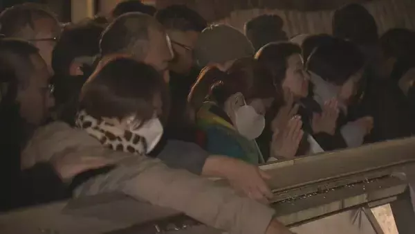 「「３、２、１、ハッピーニューイヤー！」年越しの瞬間は熱田神宮も伊勢神宮も賑わう　さい銭投げ入れみんなで参拝」の画像