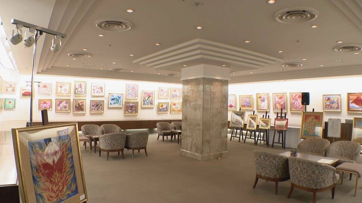 俳優・画家のあいはら友子さんが"赤富士"をテーマに絵画展 2月末で閉店する名鉄百貨店での展示に｢名古屋が大好き。今回の絵画展は格別｣
