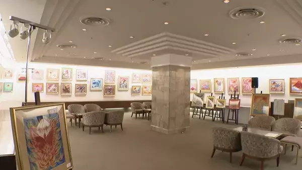 「俳優・画家のあいはら友子さんが"赤富士"をテーマに絵画展 2月末で閉店する名鉄百貨店での展示に｢名古屋が大好き。今回の絵画展は格別｣」の画像