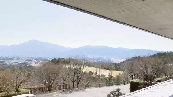 クラブハウスで春の息吹感じる「千秋流」いけばな展 明智ゴルフ倶楽部ひるかわゴルフ場 岐阜・中津川市