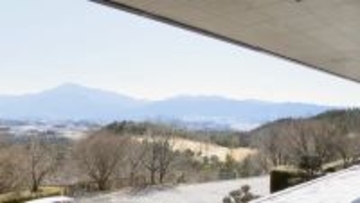 クラブハウスで春の息吹感じる「千秋流」いけばな展 明智ゴルフ倶楽部ひるかわゴルフ場 岐阜・中津川市