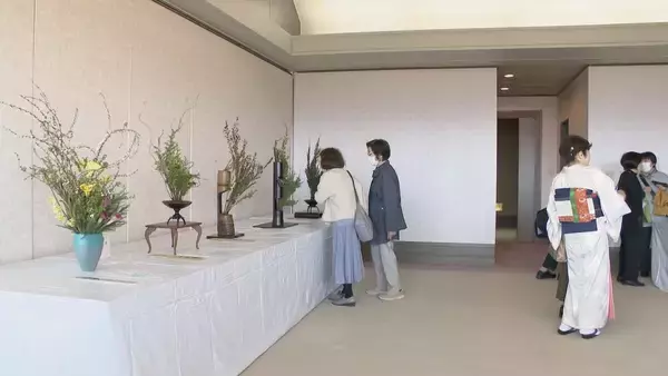 「クラブハウスで春の息吹感じる「千秋流」いけばな展 明智ゴルフ倶楽部ひるかわゴルフ場 岐阜・中津川市」の画像