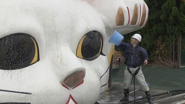 巨大招き猫“とこにゃん”のすす払い「来年も福を招いて」愛知・常滑市